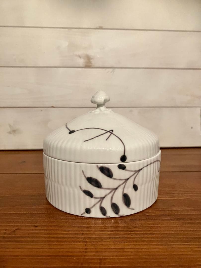 ロイヤルコペンハーゲン ＊ ブラックフルーテッド メガ ボックスラウンド