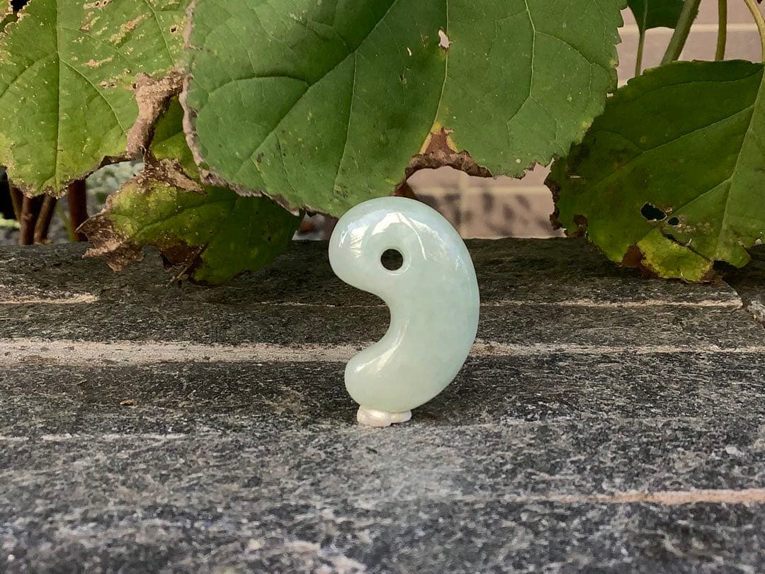 ✳間違いなく15万円以上の品‼️ 糸魚川翡翠氷種勾玉　本物の一生物　鑑定鑑別書付‼️