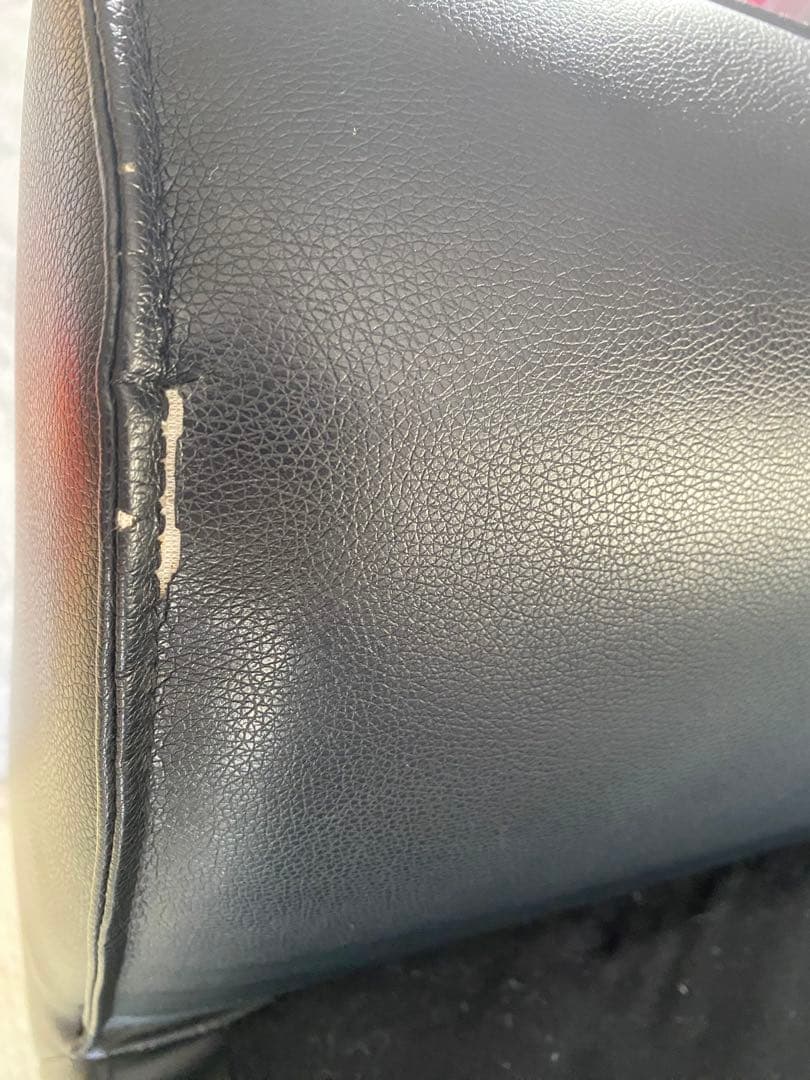 グレーと黒のL字型ソファ