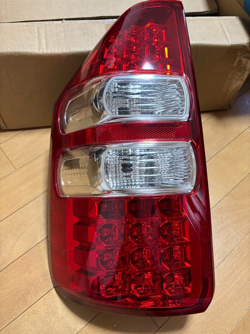 【三女の父】ZRR70 ノア　後期　テールランプ