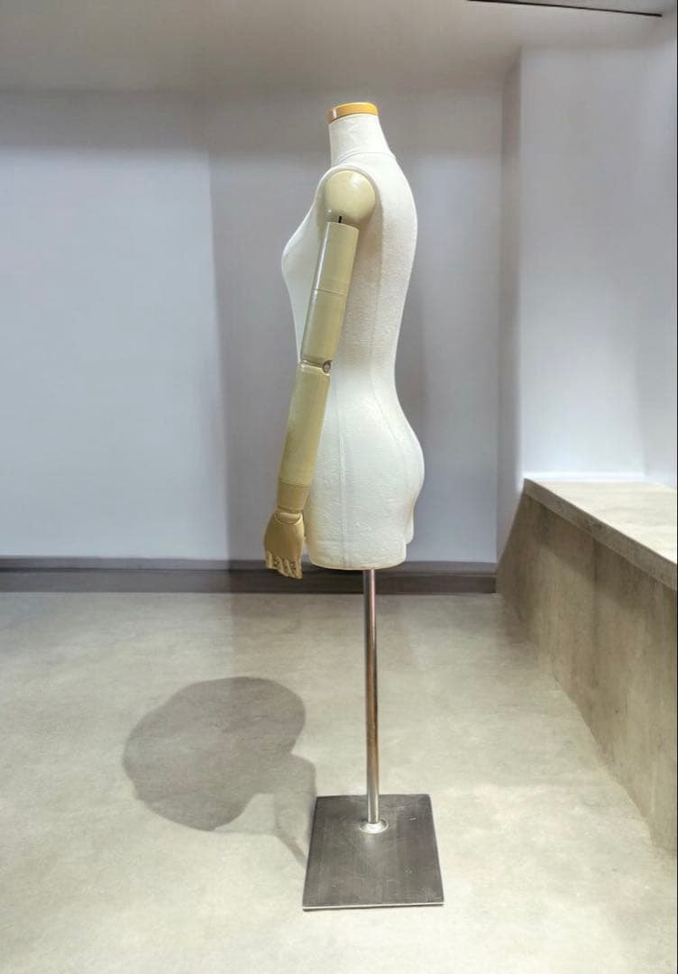 腕付きの女性トルソー　マネキン　金属台座で安定感抜群！高さ135-180cm