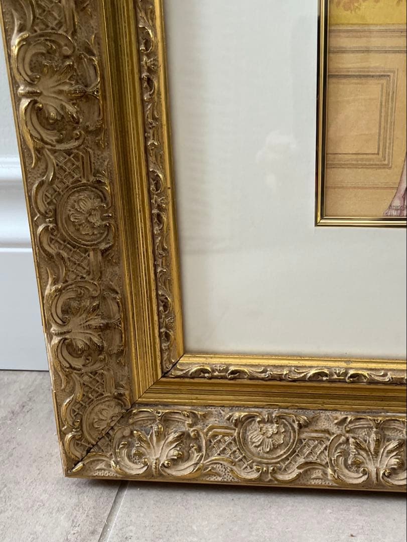 エレガントな額絵　「ウィンドウディスプレイ（窓とカーテン）」