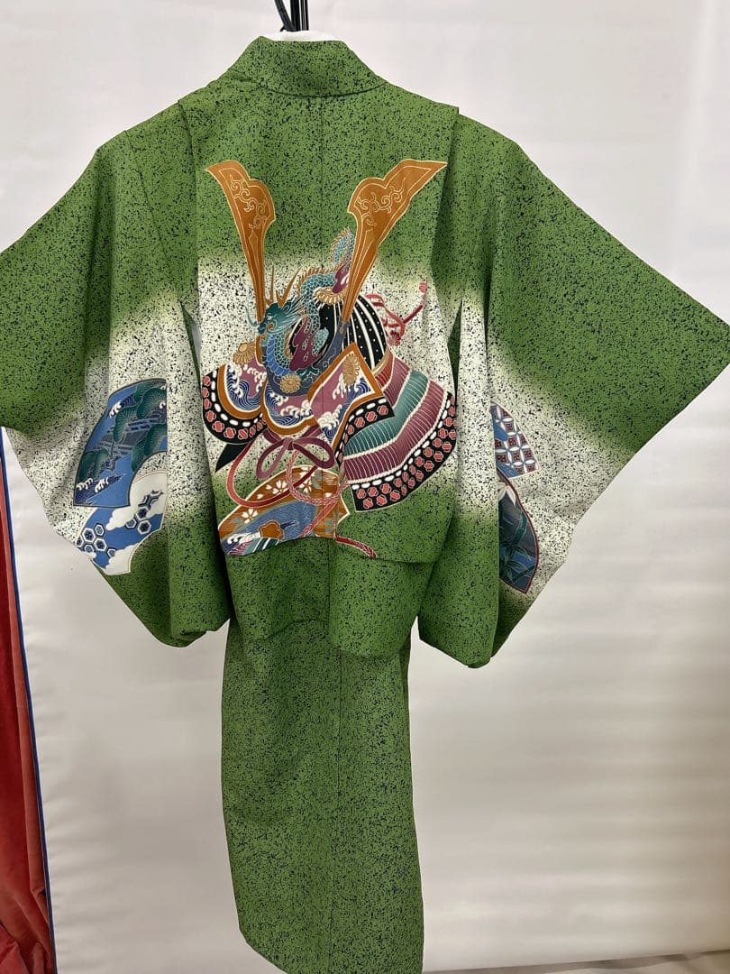 (七五三)7歳前後の男の子向けの、ダークグリーンの着物と羽織、襦袢の3点セット。