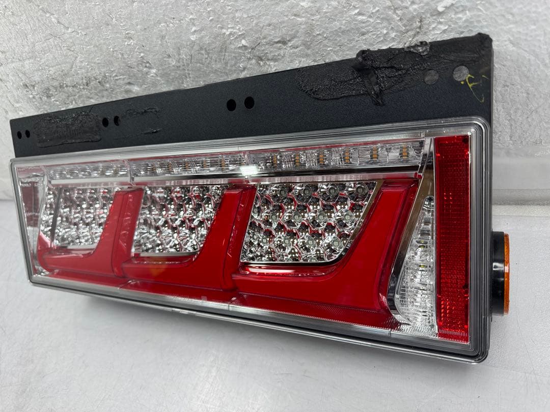 小糸 KOITO 3連 LED テールライト 大型 トラック オールLED右