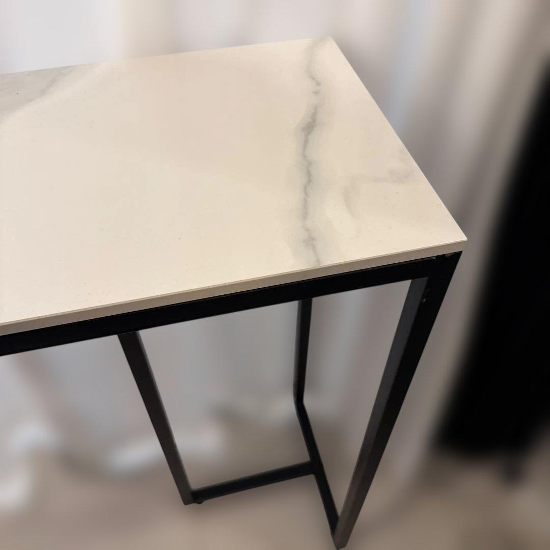 白いモダンな大理石風サイドテーブル