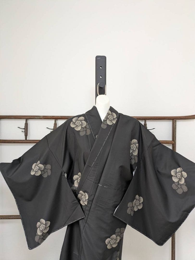 ケ*コ様 【新品】証紙付き　本場大島紬 黒 純泥染め　飛び柄　171cm カタス