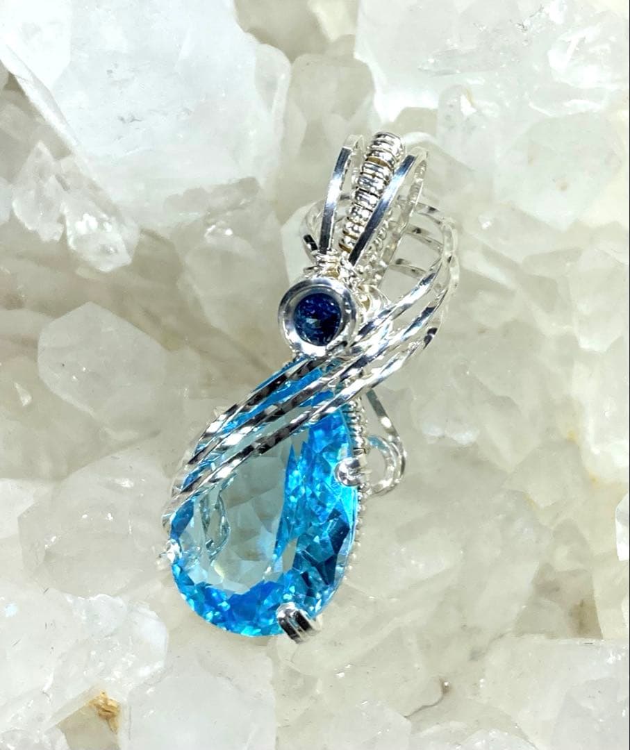 ブルートパーズ ブルーサファイア ペンダントトップ ワイヤージュエリー