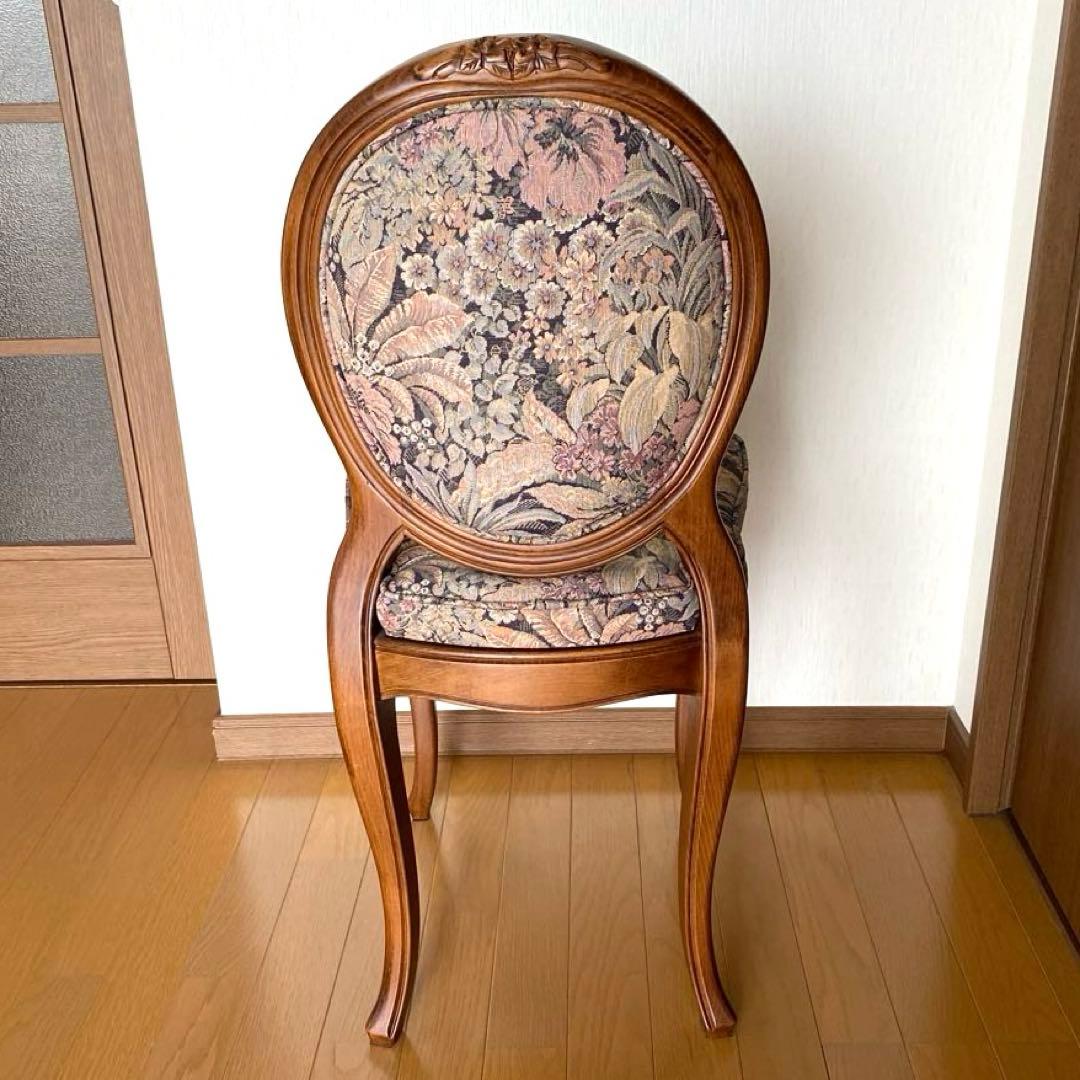 花柄デザインのクラシックチェア