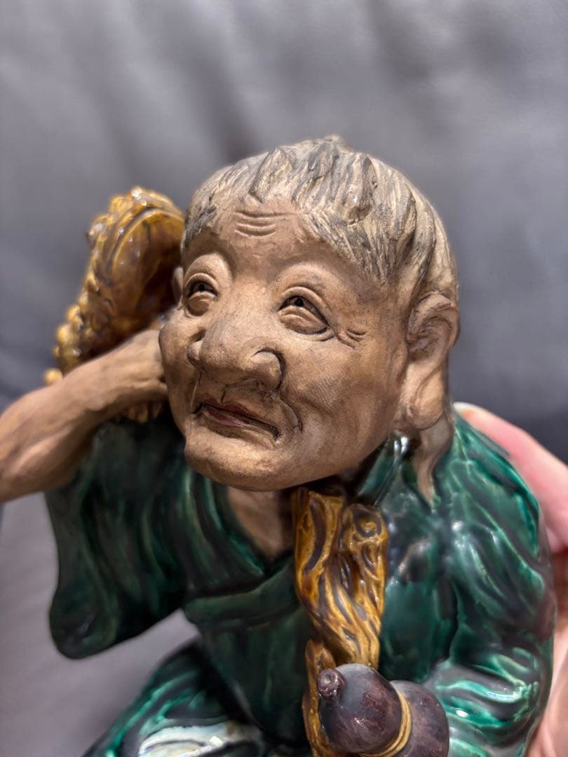 老人とカエルの置物