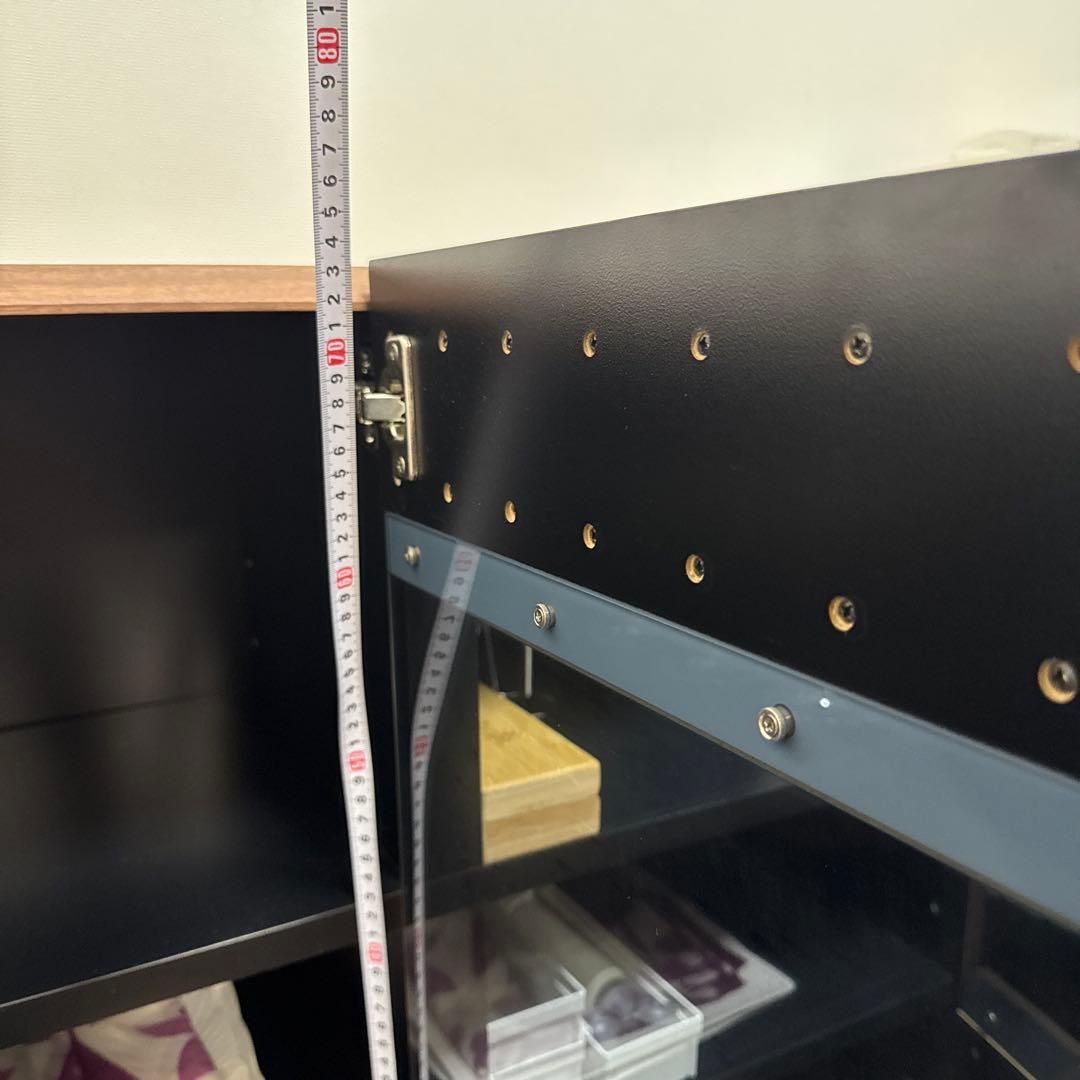 ブラウン木製キャビネット ガラス扉付き