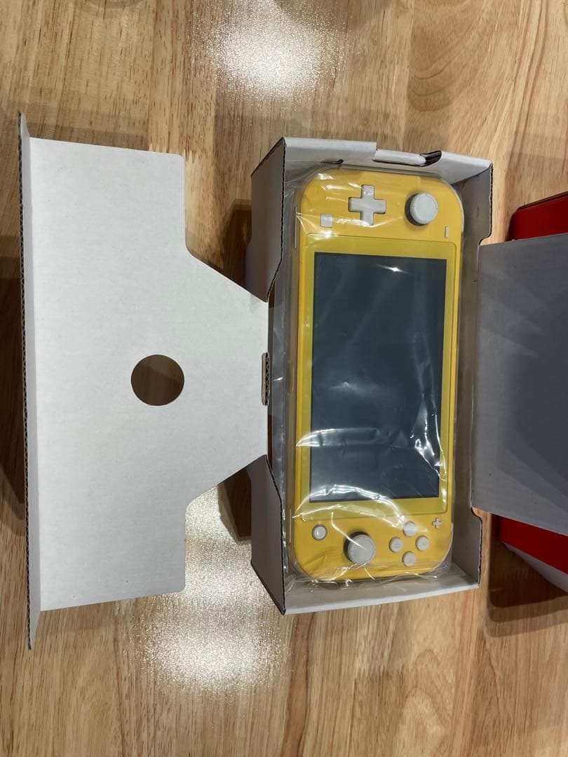 Nintendo Switch Lite イエロー 箱付き　ケース　充電コード付
