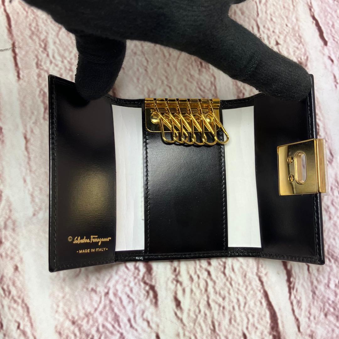 新品・未使用✨フェラガモ ガンチーニ ゴールド金具 ロゴ刻印 レザー キーケース