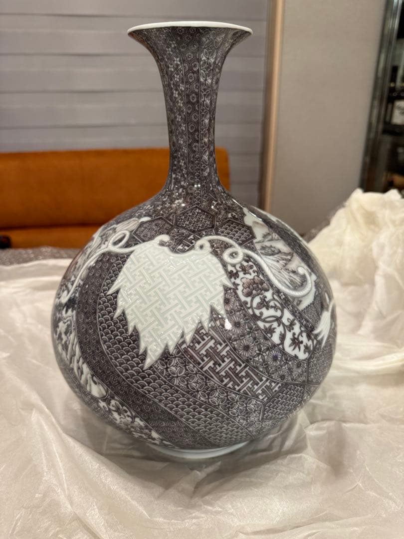 中尾龍純　作⭐︎染付黒マロン地文宝彫⭐︎染龍窯　花瓶　有田焼