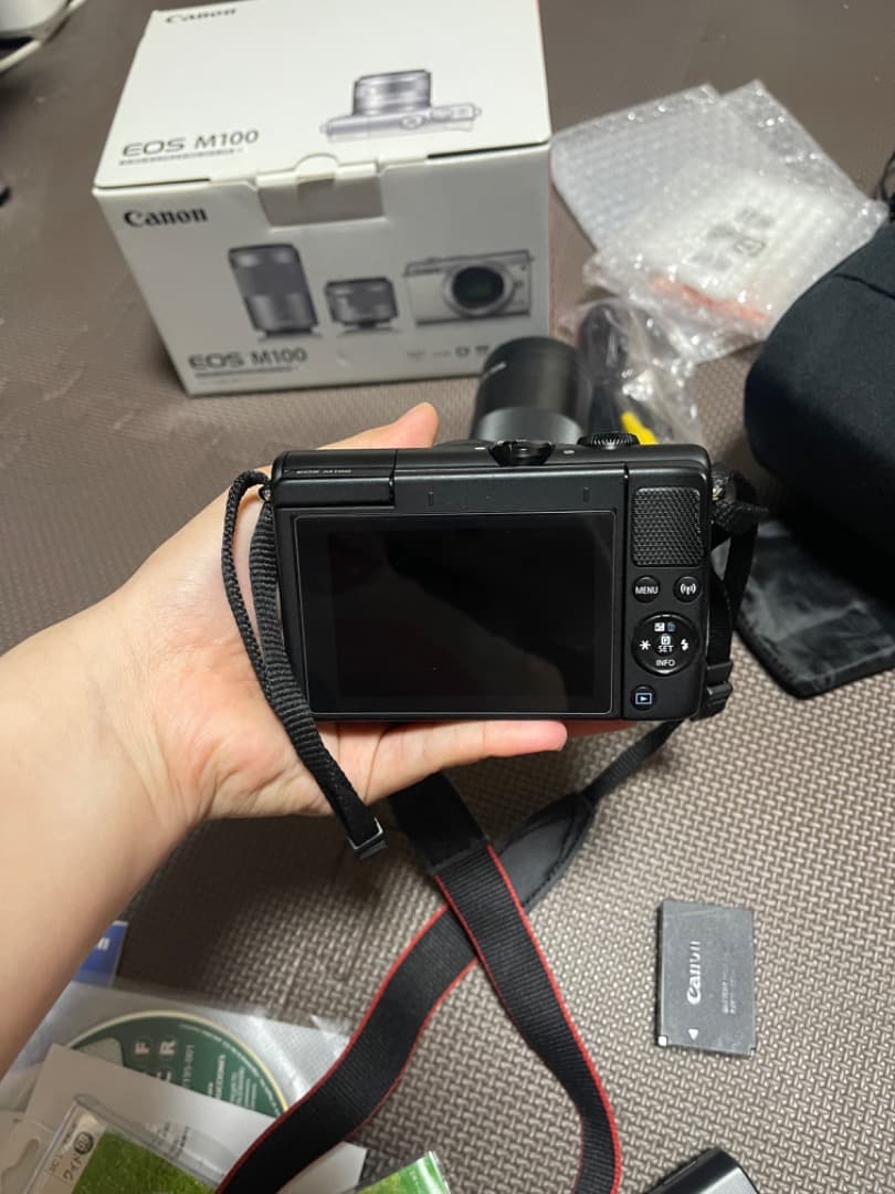 Canon M100 キヤノンM100