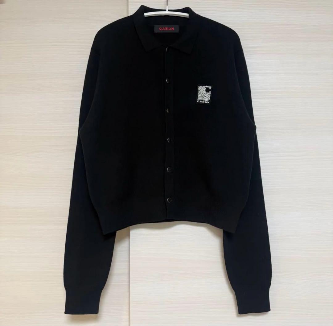 caban コットンカシミヤ パールロゴポロカーディガン ブラック