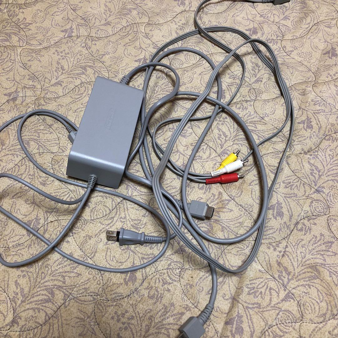 WiiU 本体。コントローラー3つ付き。16GBUSBメモリー付き。