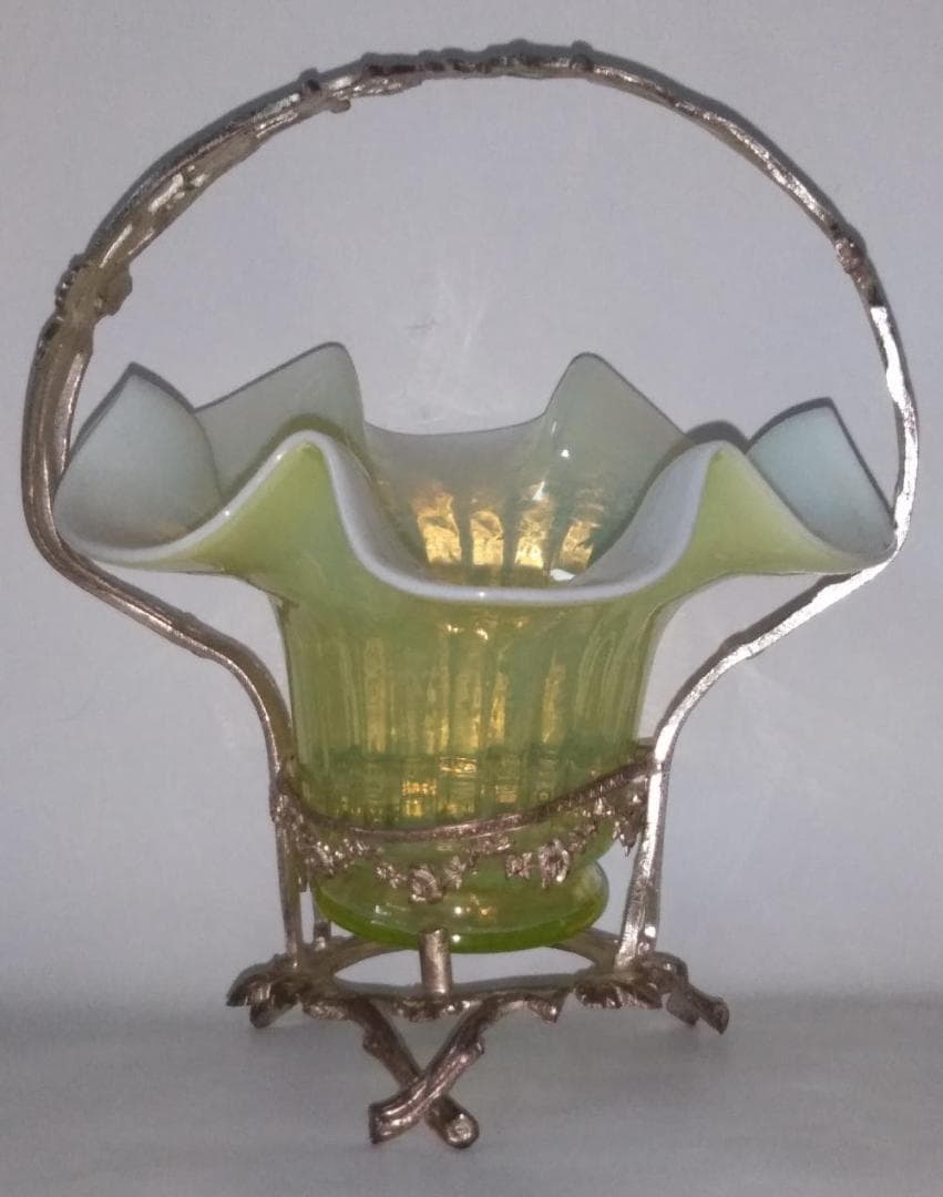 英国製ウランガラスのブライダル・バスケット