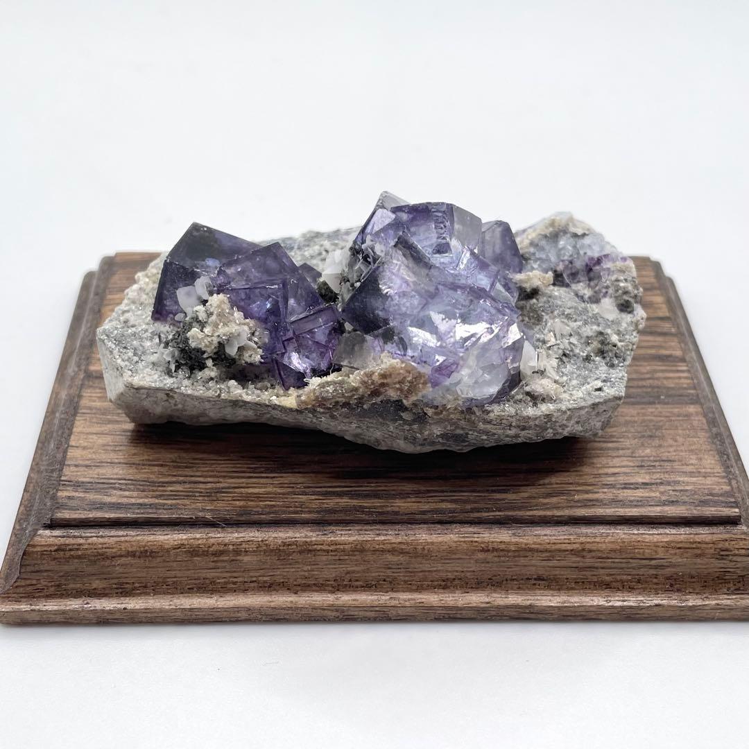 中国 ヤオガンシャン鉱山産 フローライト(母岩付き) 鉱物標本