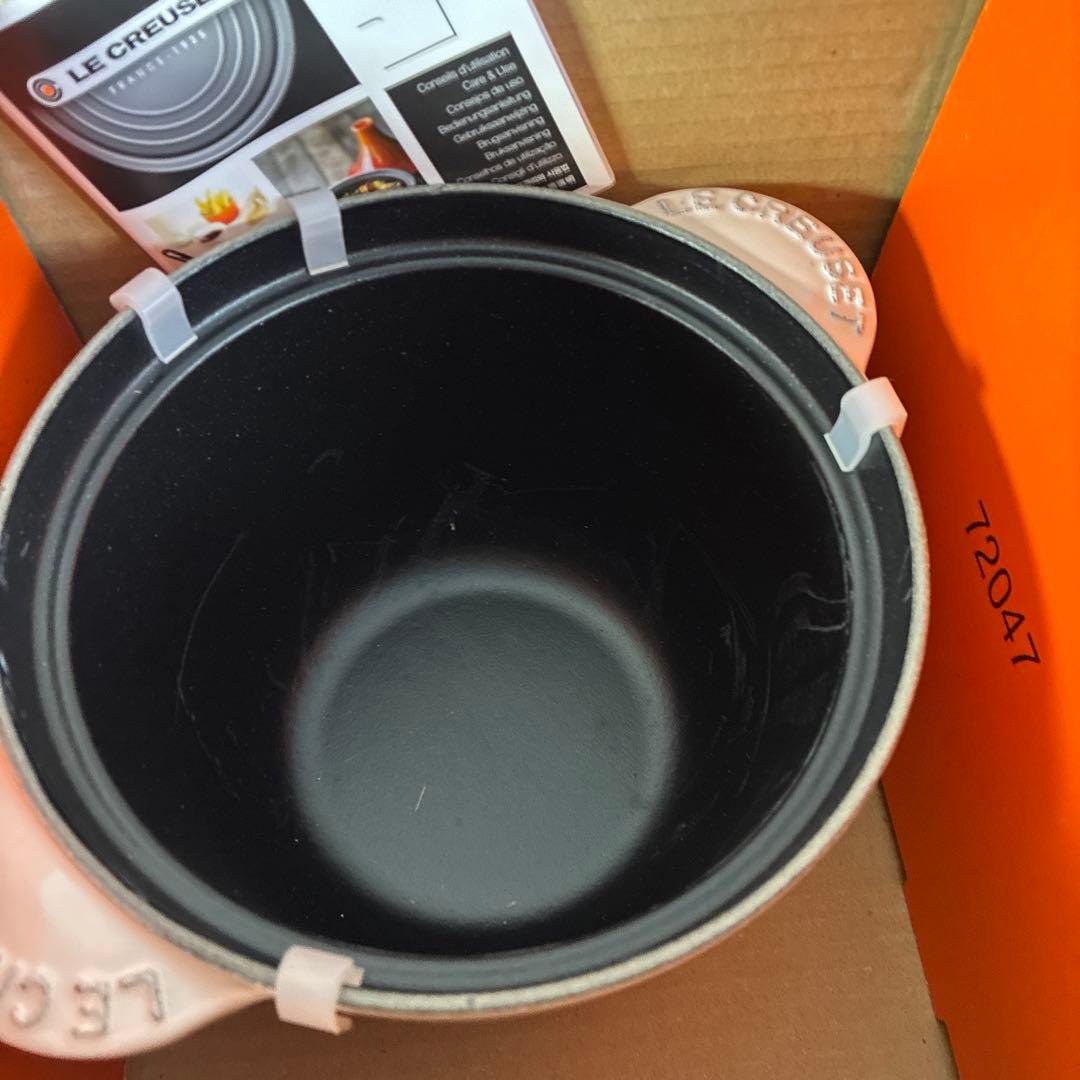 新品　ル•クルーゼ　ココットエブリィ18 センチ　外側薄いピンク内部ブラック