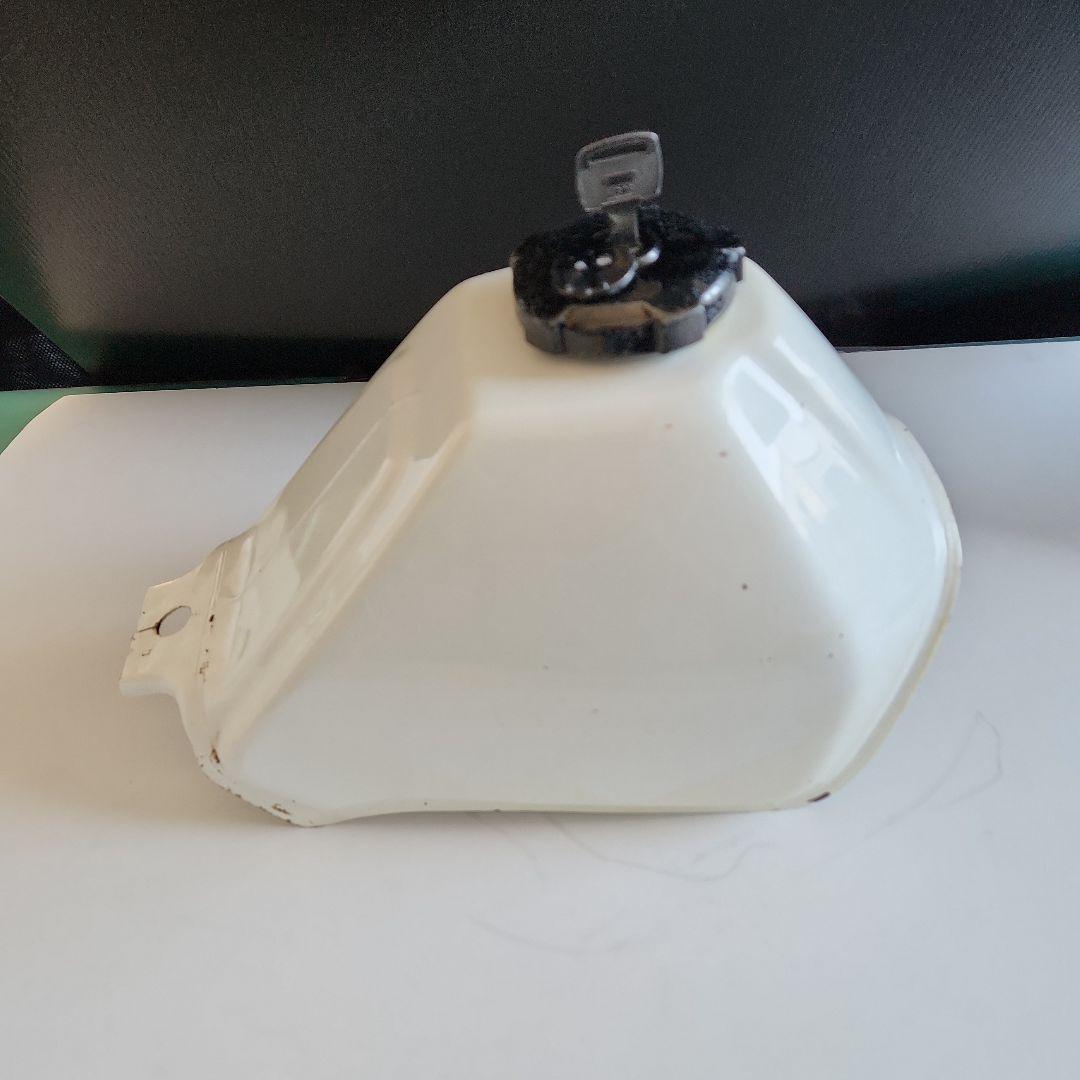 モンキーBAJAガソリンタンク白 鍵付き送料無料、即納いたします。