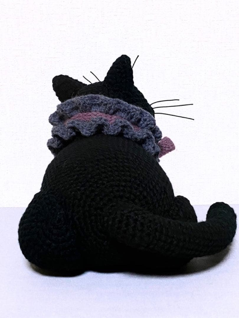 香箱座りの黒猫さんのあみぐるみ