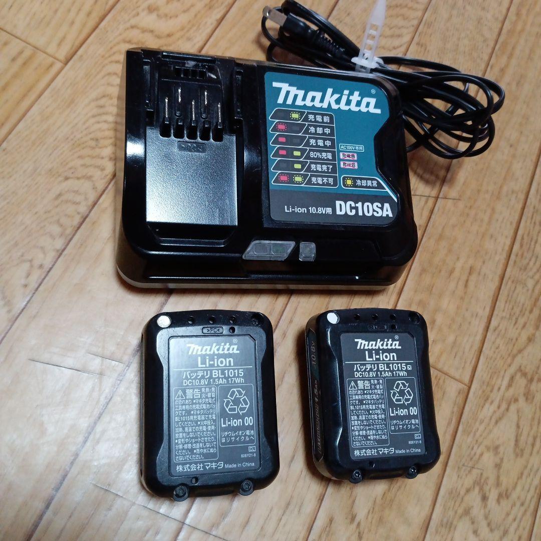 マキタ10.8V充電式クリーナー２台とバッテリ2個、充電器1台のセット品。