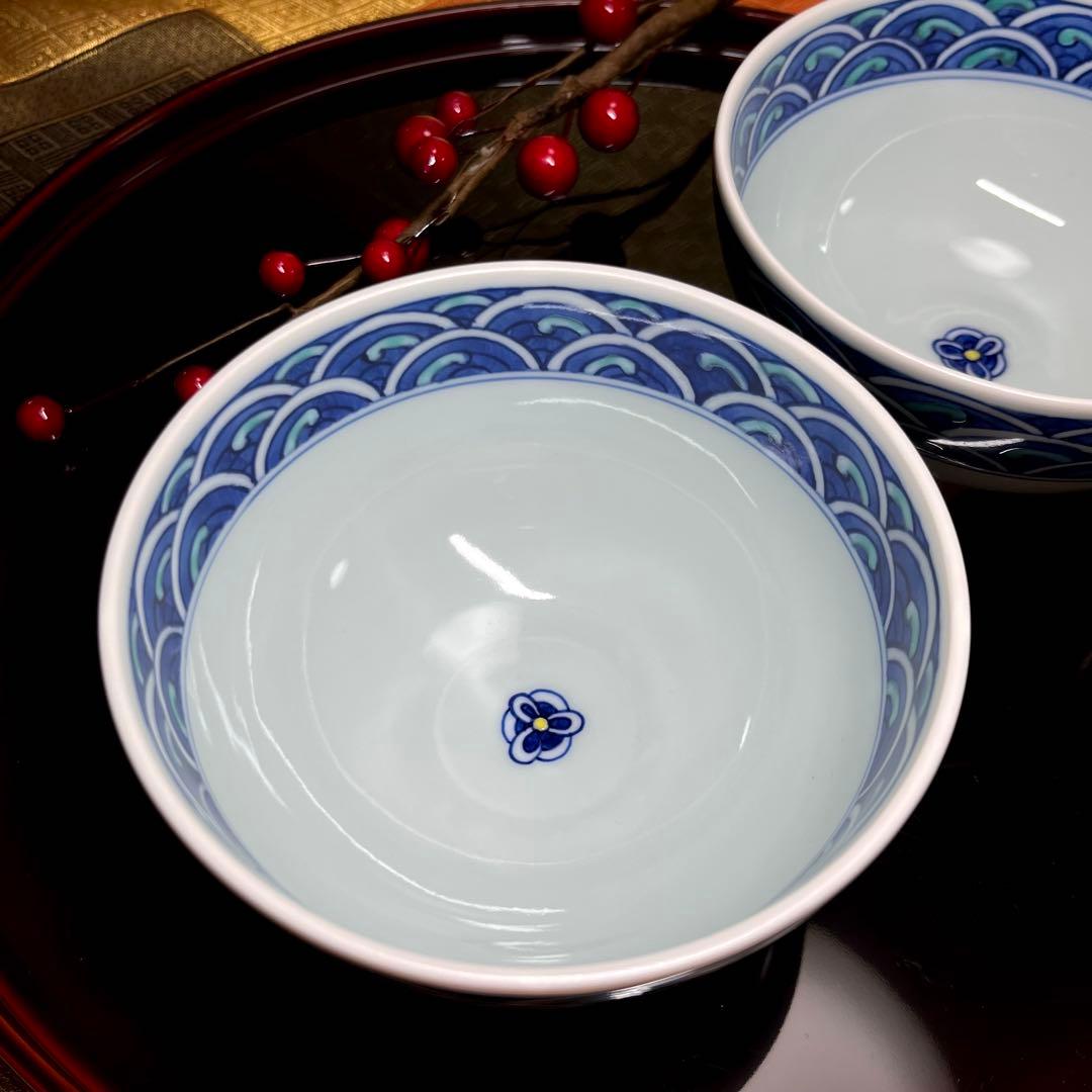 【新春の設えにも】 華山窯 華山萬右衛門 色絵染付青海波 小丼 ペア 総手描き
