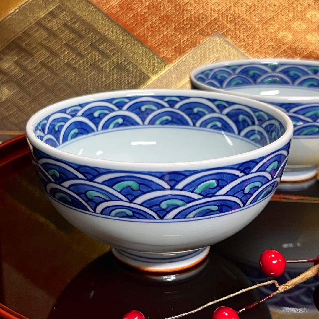 【新春の設えにも】 華山窯 華山萬右衛門 色絵染付青海波 小丼 ペア 総手描き
