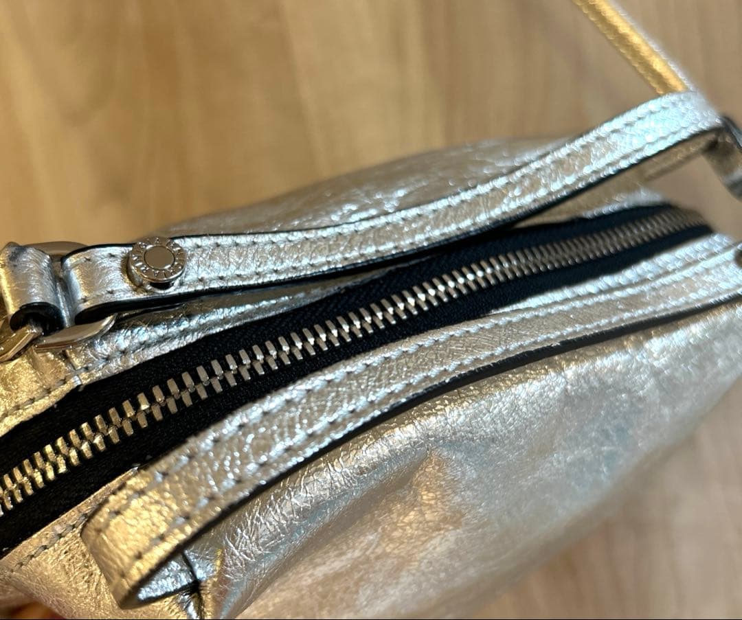 GIANNI CHIARINIメタリックレザーショルダーバッグ