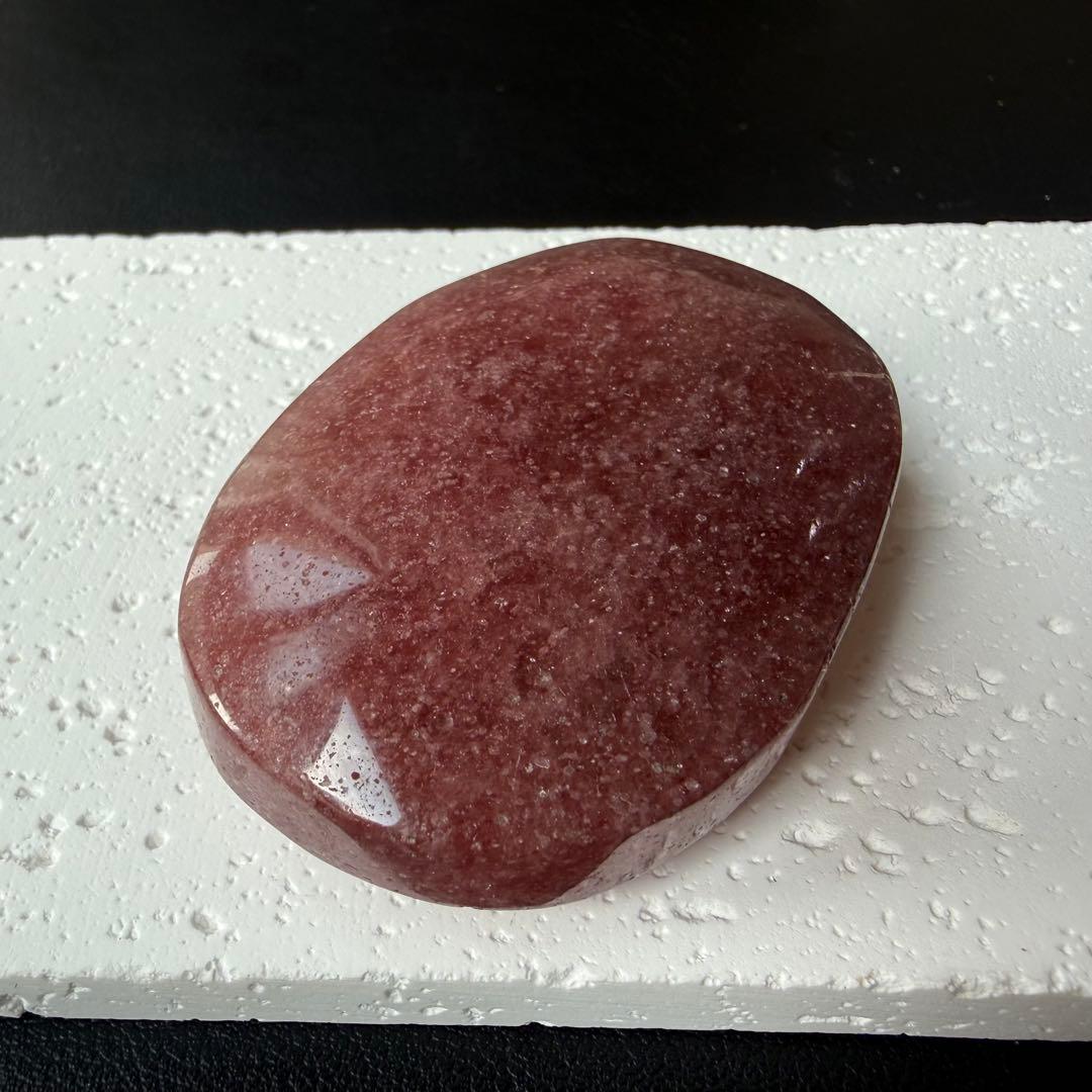 【ノブ】天然石ストロベリークォーツの握り石　置物NO.020712