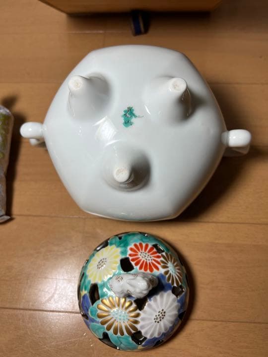 698 深野泰山 三川内焼 平戸泰山窯 色絵菊花紋　香炉　香炉灰付　未使用