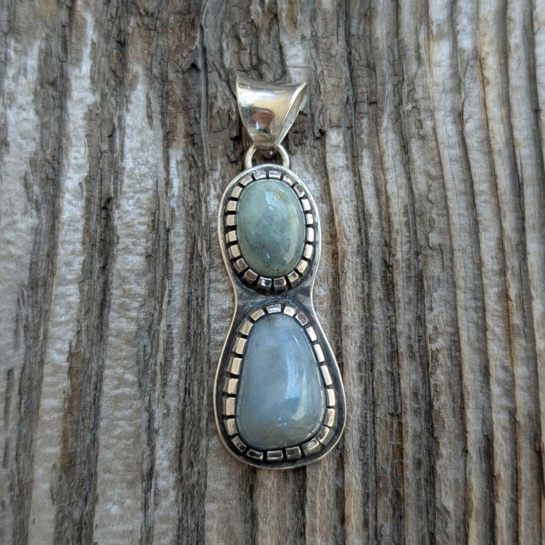 ハンドメイドの糸魚川翡翠２カラートップ　ネックレストップ