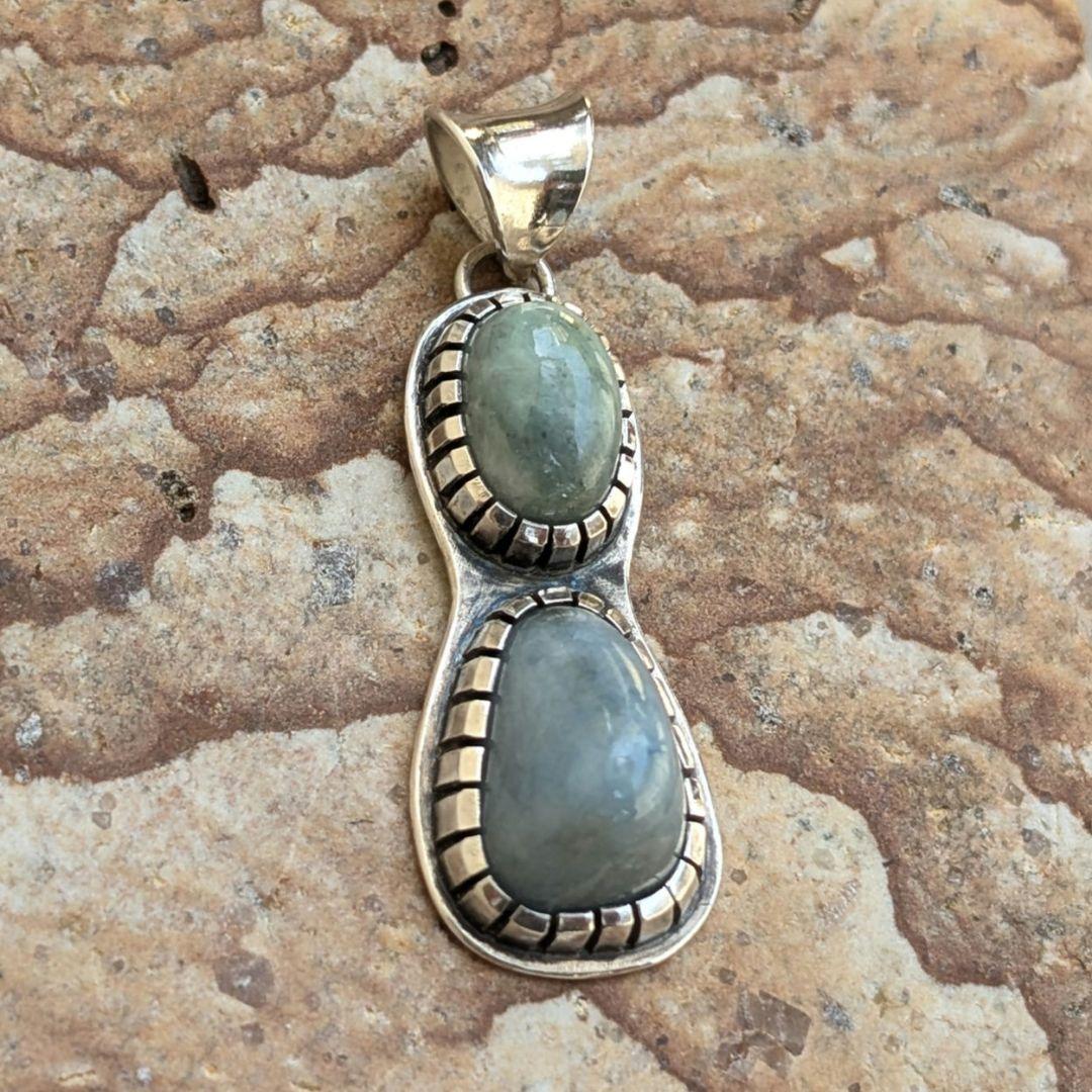 ハンドメイドの糸魚川翡翠２カラートップ　ネックレストップ