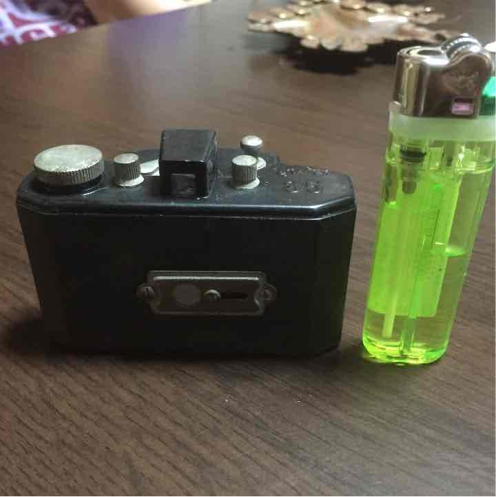 骨董 古い小型な カメラ  旧家うぶ出し