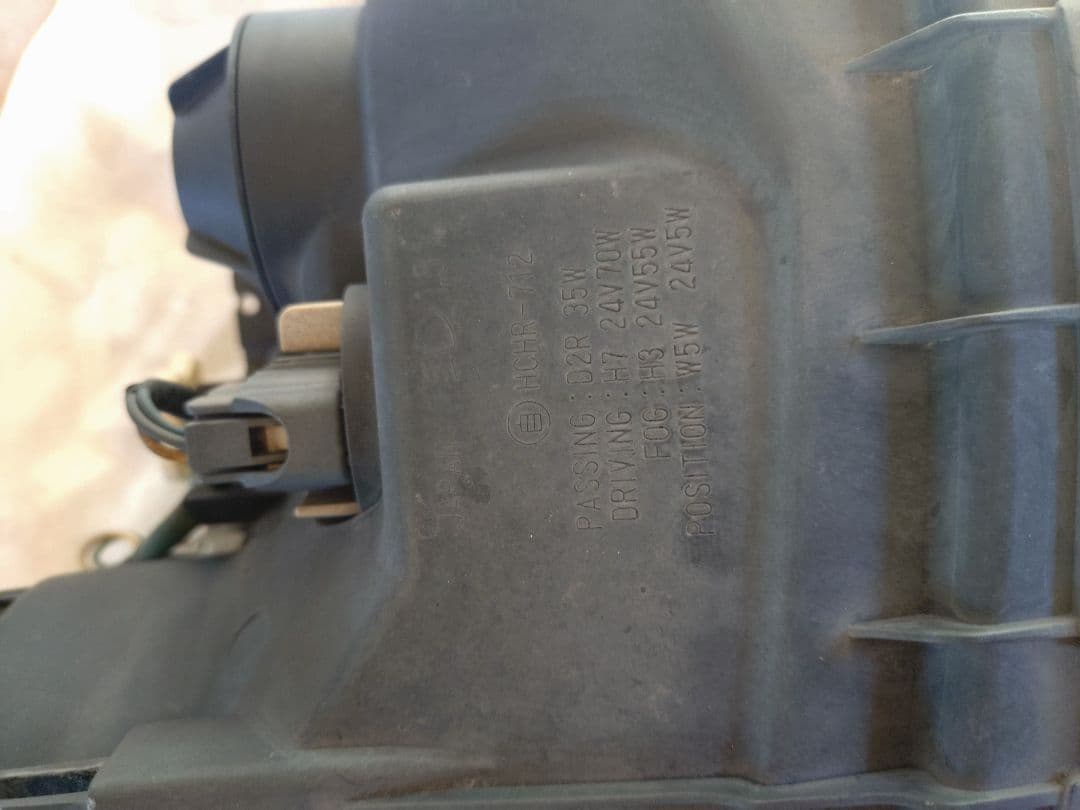 日野　プロフィア　右ヘッドライト