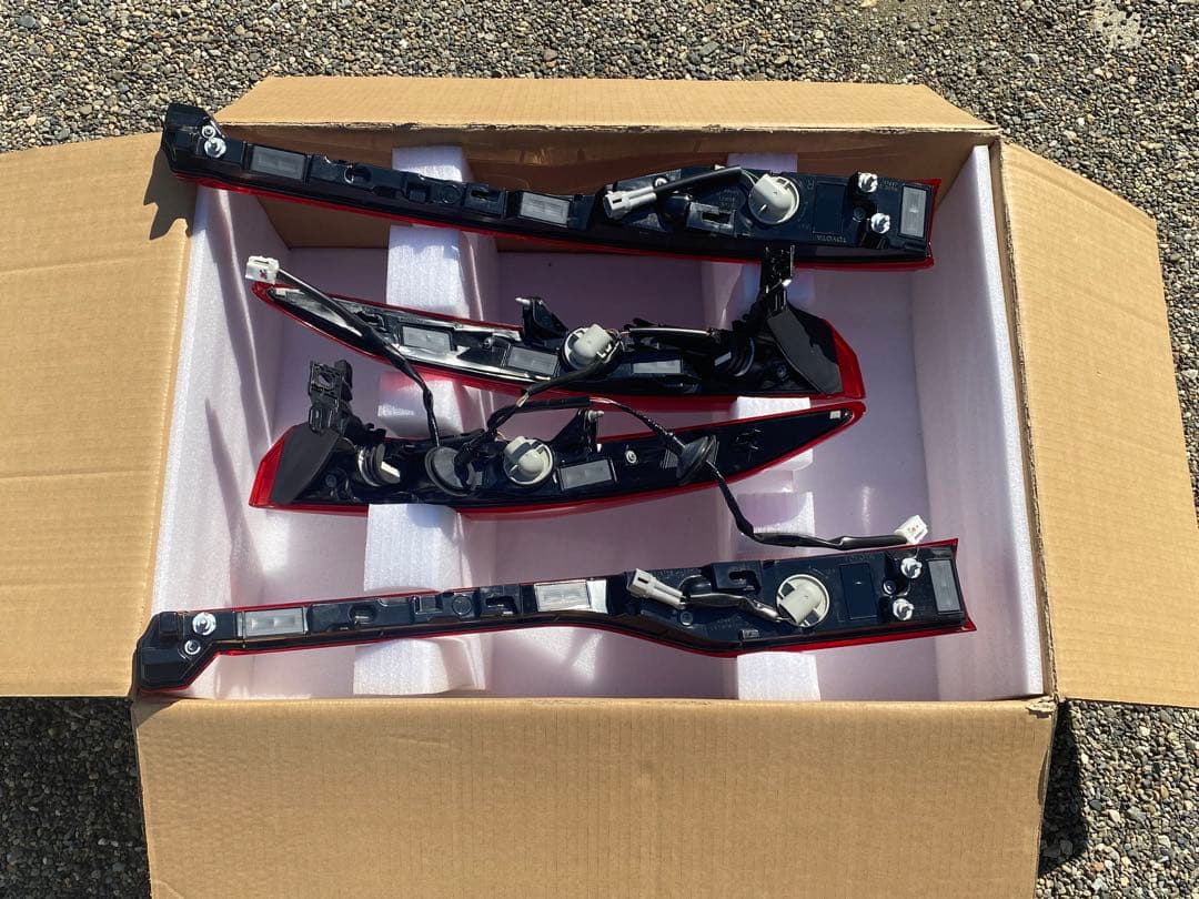 80系ハリアー Zグレード 純正テールランプ 新車外し カプラー付き 4個セット