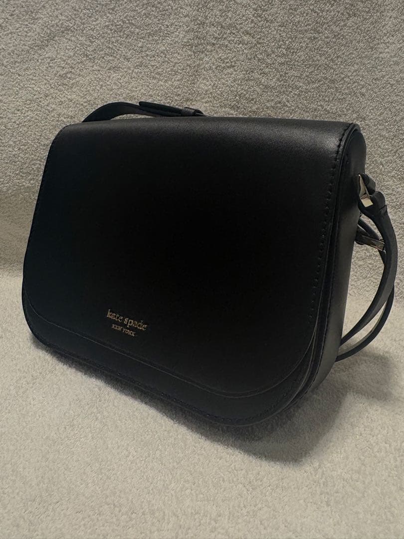 【美品】kate spade ショルダーバッグブラック レザー フラップ斜め掛け
