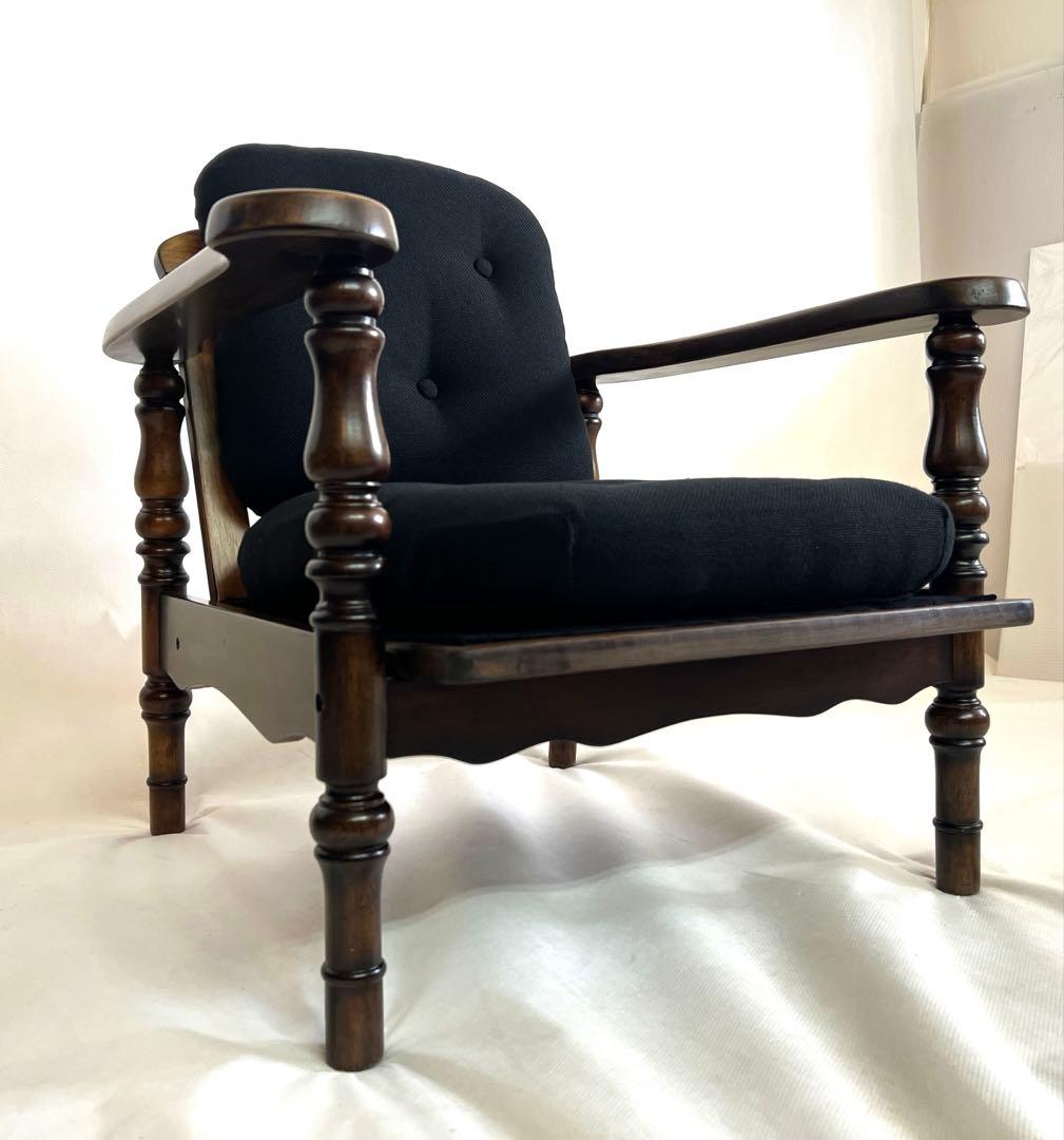 木製アームチェア・ 黒ファブリックソファ・ボタンクッション・ブラック