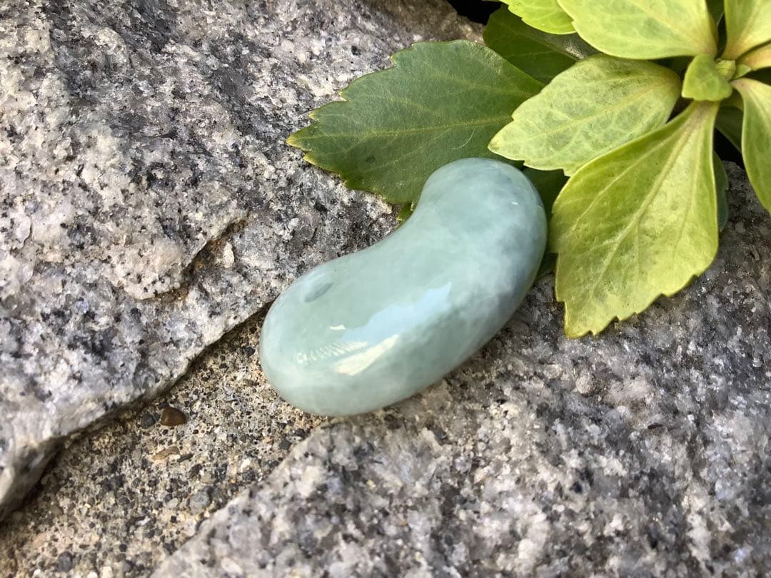✳神さまからの贈り物‼️糸魚川翡翠氷種勾玉　アイスジェイド　本物高額品　鑑別書付‼️