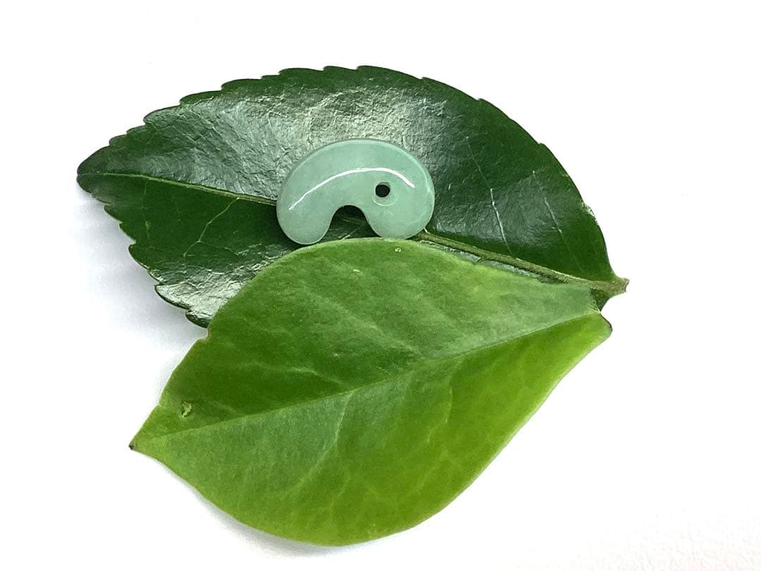 ✳味身良好‼️ 抜群‼️ 最高の透明感　糸魚川翡翠勾玉　本物の守護石を　鑑別書取品‼️