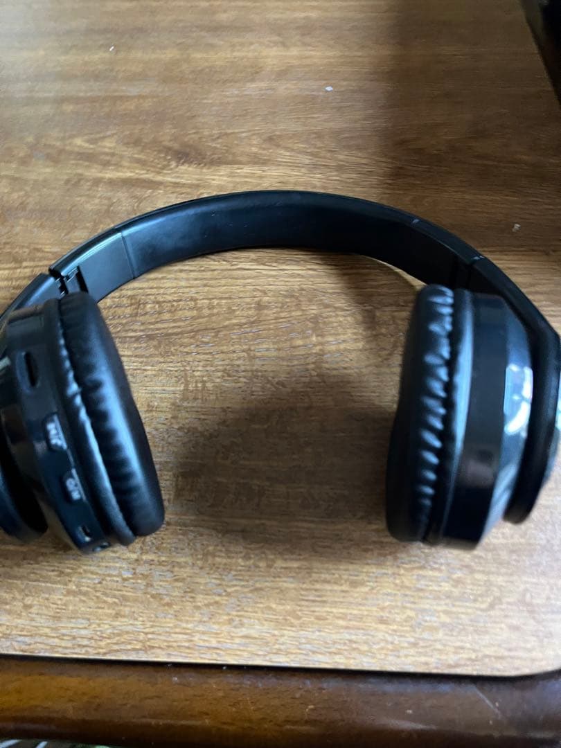 ヘッドフォンこれは、ヘッドフォンであり、充電器も接続されてワンプライスです