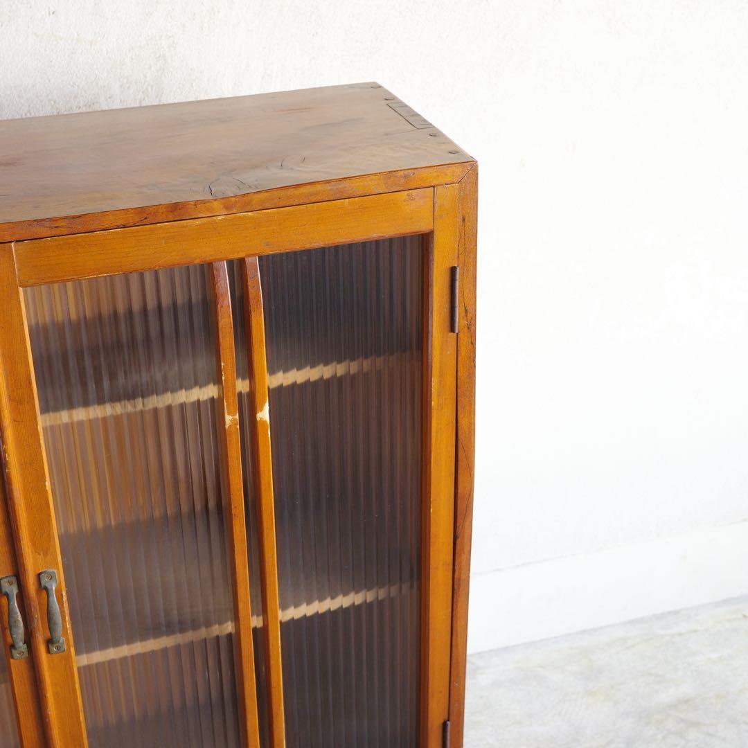 レトロなモールガラス扉の収納棚