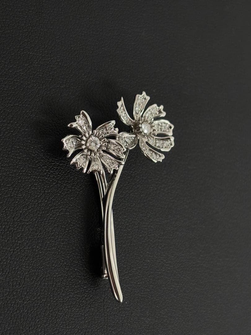 満月　K18WG お花モチーフダイヤモンドブローチ