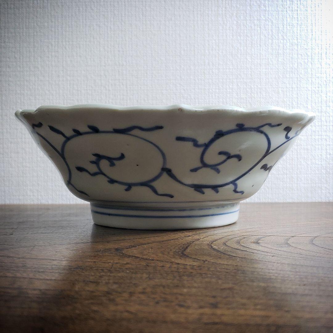 古伊万里　鉢　染付　山水図　草花蝶　唐草　花蝶模様　輪花　江戸　明治