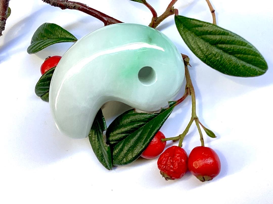 ✳ premium一流の勾玉‼️格上の糸魚川翡翠‼️味身色合い抜群　淡いラベンダー