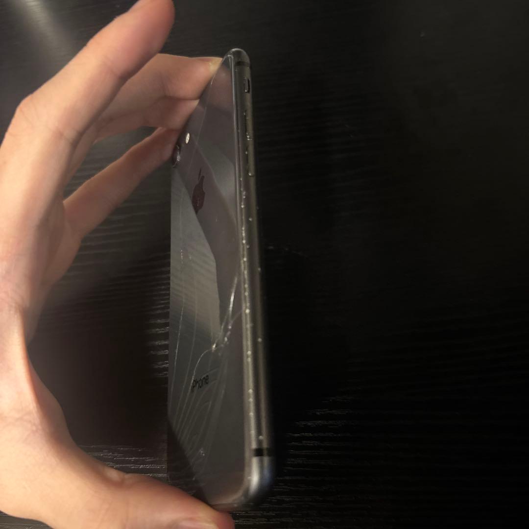 Apple iPhone 8ブラック　背面割れ