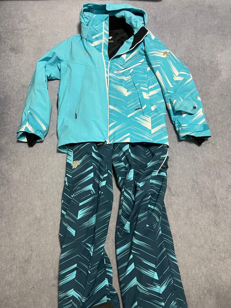 デサント　Mサイズ　スキーウェア上下セット