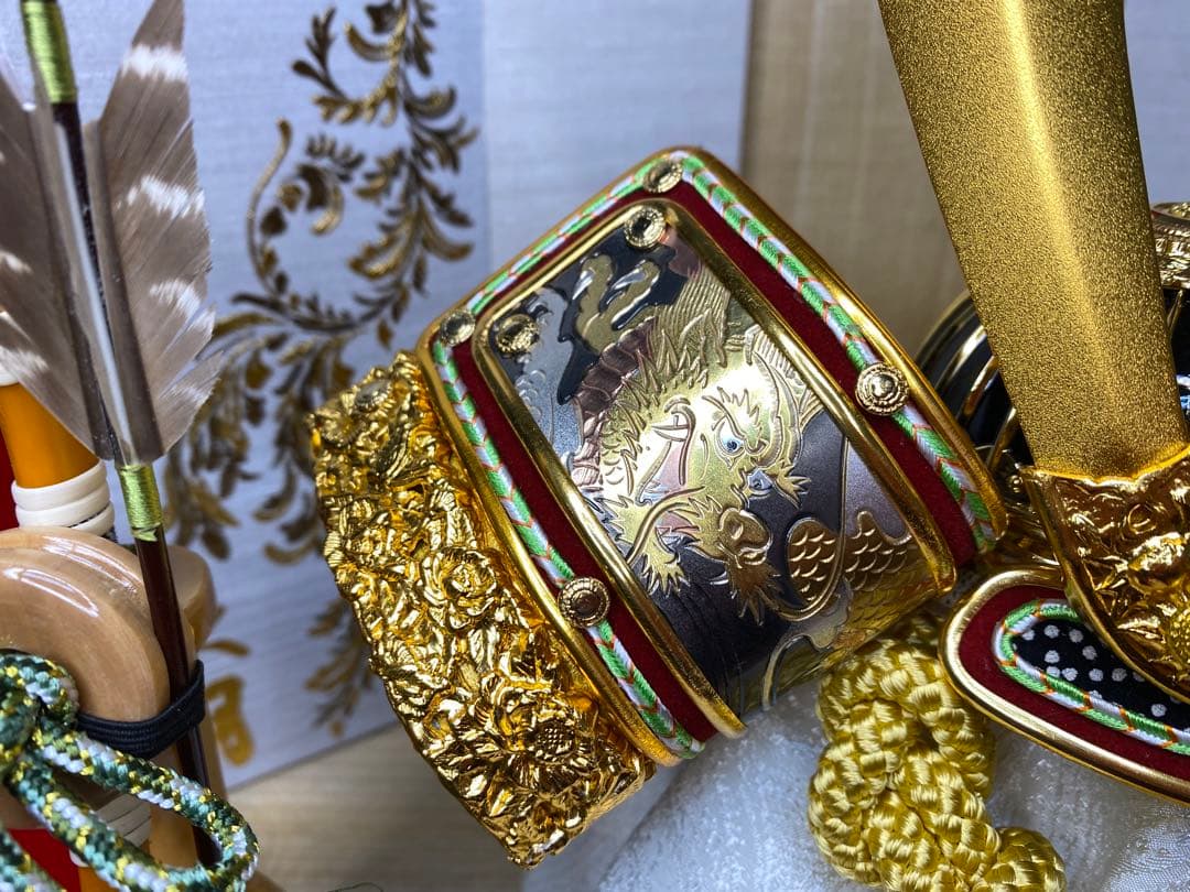 東京久月　五月人形　家紋付き正絹糸織兜飾り白木収納セット