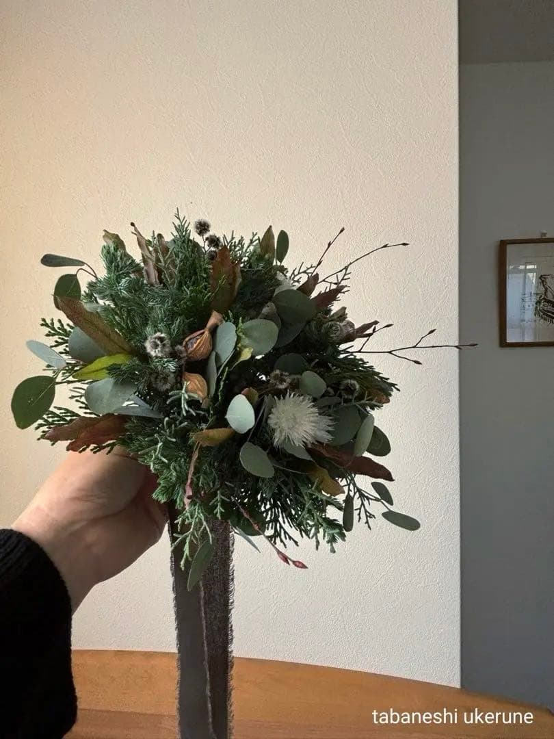 ポポラスと数種類の針葉樹をシックに紡いだ　落ち着いた雰囲気の　クリスマス　リース