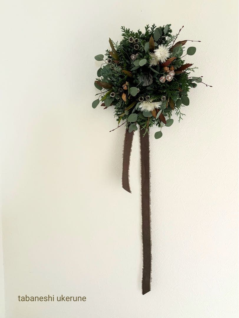 ポポラスと数種類の針葉樹をシックに紡いだ　落ち着いた雰囲気の　クリスマス　リース